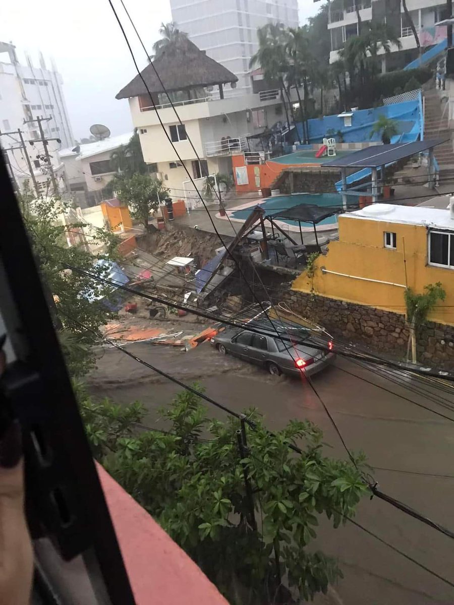 gaceta25's tweet photo. #Acapulco en caos por la tormenta de esta tarde, se reportan graves inundaciones en varias colonias del puerto, incluidas las Costera Miguel Alemán. https://t.co/SKrcimMrxA