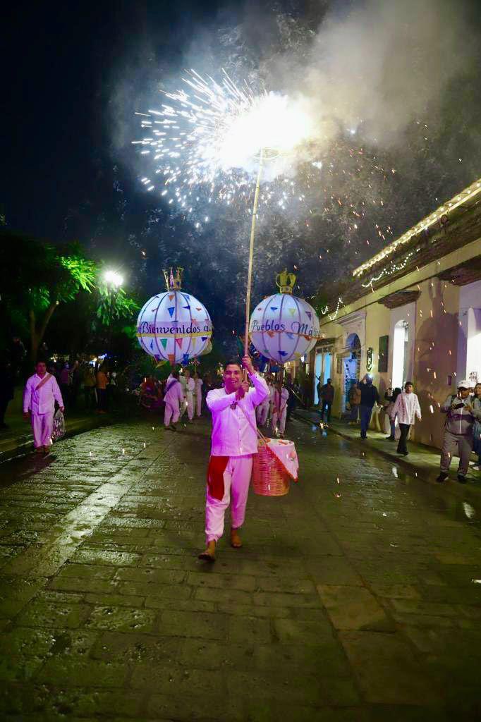 IvetteMurat's tweet photo. Hoy, en Oaxaca recibimos con una gran calenda a 132 comunidades del país, en el #CuartoTianguisDePueblosMágicos2022. Estamos muy felices de que nuestro estado sea sede de este evento que se llevará a cabo del 11 al 14 de octubre en el Centro Cultural y de Convenciones. https://t.co/osCLosojyc