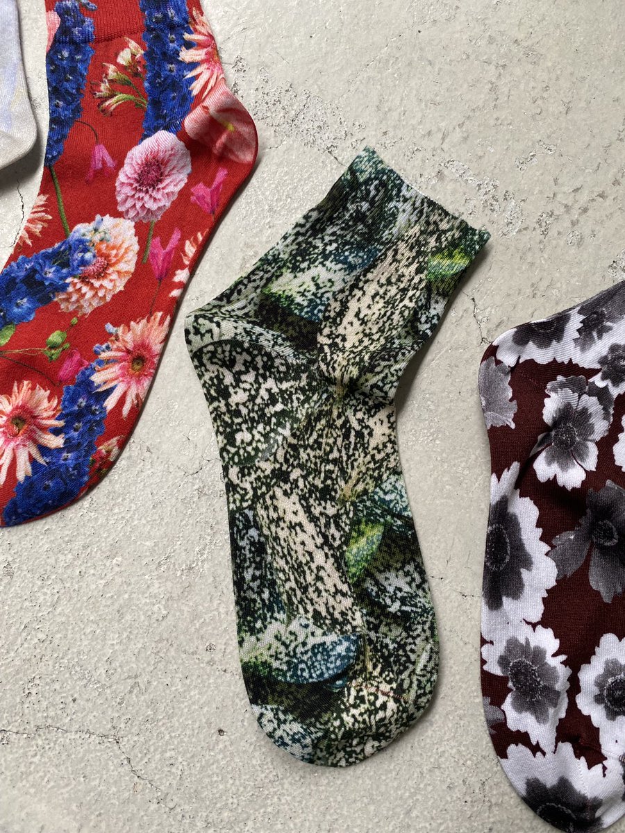 💐duft×Tabioコラボアイテム💐

プリントソックスの中で特に人気のある植物柄をフラワーアーティストさんとコラボして今回作成致しました🌿✨

クラシカルなデザインがスタイリングを華やかにしてくれます◎

こちらGINZASIX,表参道ヒルズ店限定販売となります。
是非お立ち寄り下さいませ💁‍♀️