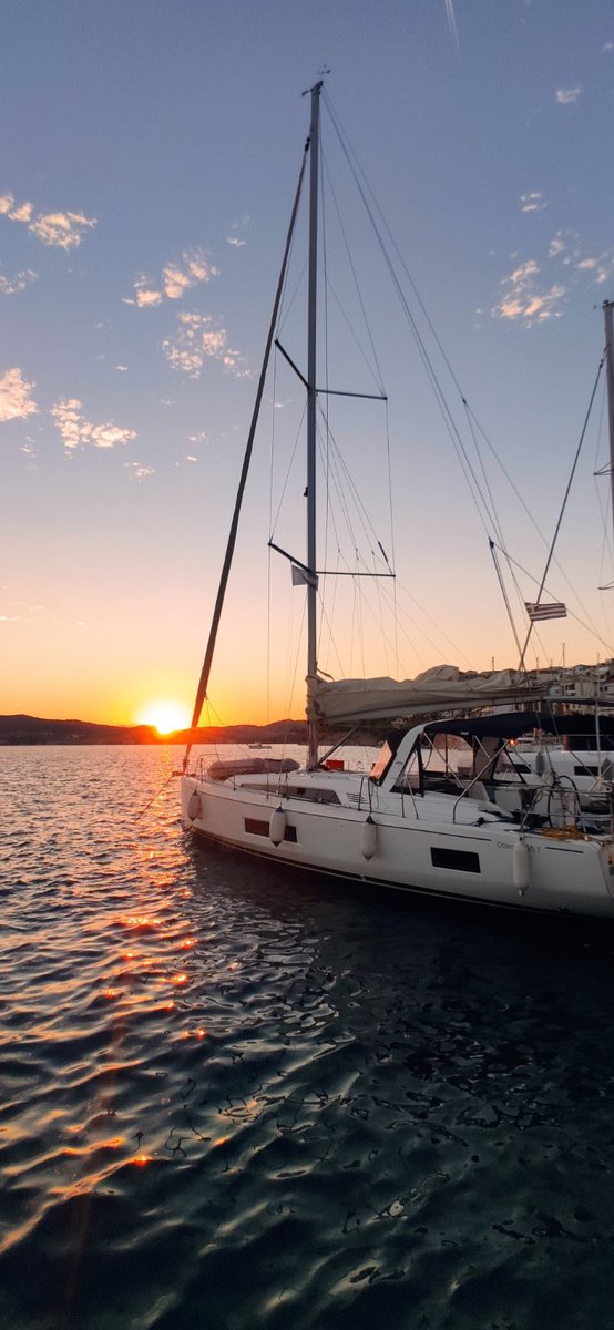 Even in October it is beautiful to sail around Greece. 
#sailing #sailingholidays🐬 #sailinggreece #greekislands #yachtlife #boatlife #islandhopping #sunset #saronicgulf #ermioni #ermionigreece #ortsasailing #beneteau #oceanis46.1 #preciousl 
📸 credits @pantelis_lens