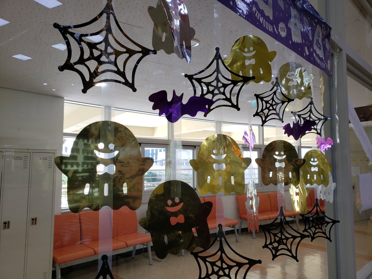 PatrickMCarrol1's tweet image. Halloween is time for a good boooooook or two. Stop by the library and check something out for a spooky good time. Don&apos;t forget the upcoming book fair for books too good to just borrow. #kisj #kisjms #mslibrary #bookfair