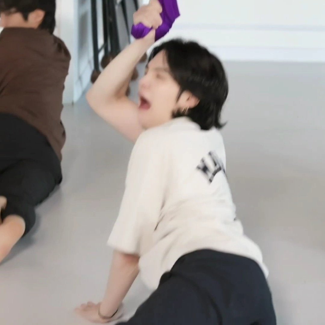 MEWGI3's tweet photo. ลูกผมน่ารักมากนะครับแต่แกเป็นคนแปลก🤣🤣🤣🤣🤣 #SUGA https://t.co/4CrCeYVbvg