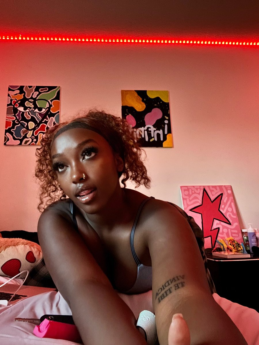 Marbeezyyy's tweet photo. look up u fckin wit a ☆ https://t.co/ycVcQJyrY2