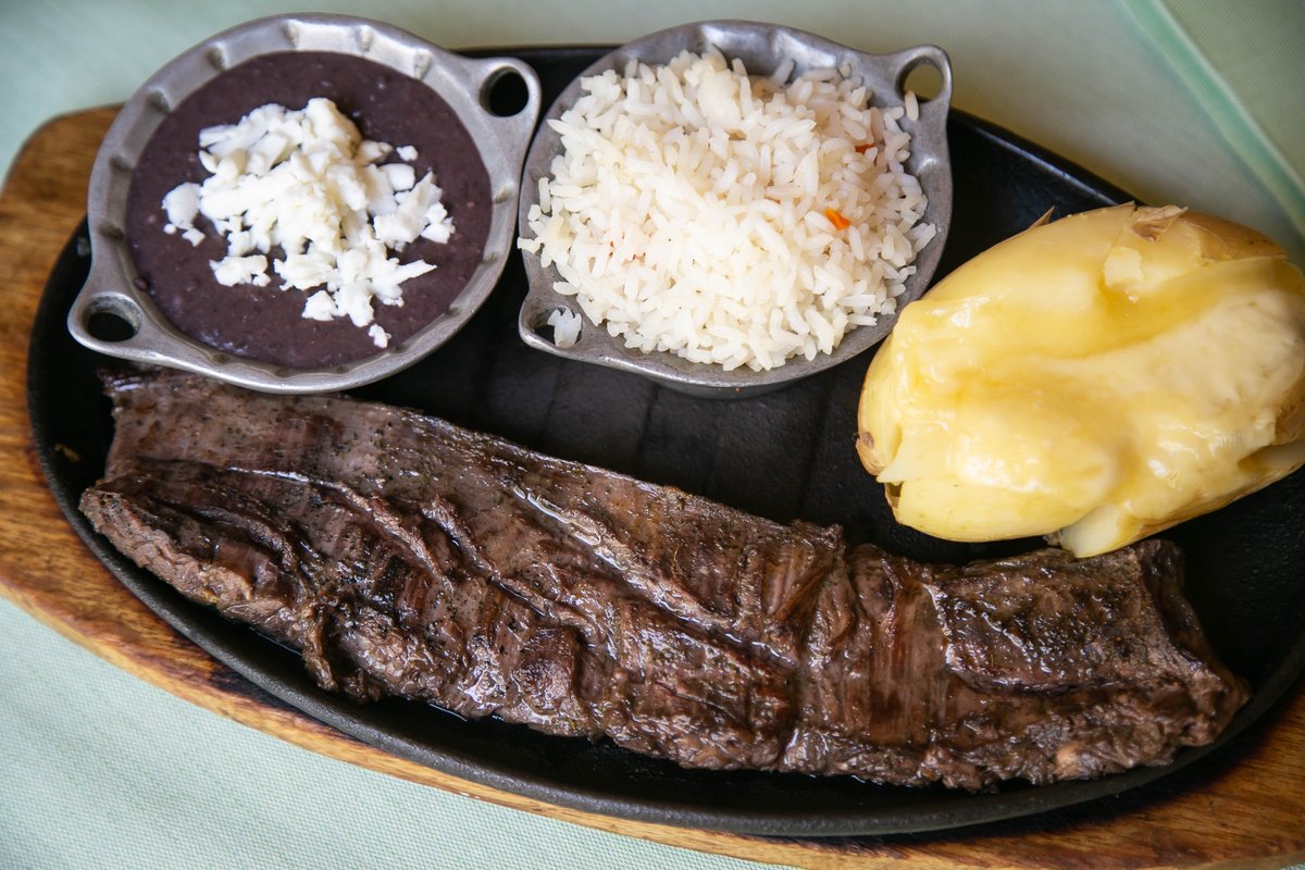No te puedes perder nuestra exquisita Arrachera: Corte especial de ternera marinada con especias, cebolla, ajo y cerveza, cocinado a la parrilla y servida con guarnición de frijoles refritos, chile poblano, patatas y arroz. Un auténtico deleite.
#arrachera