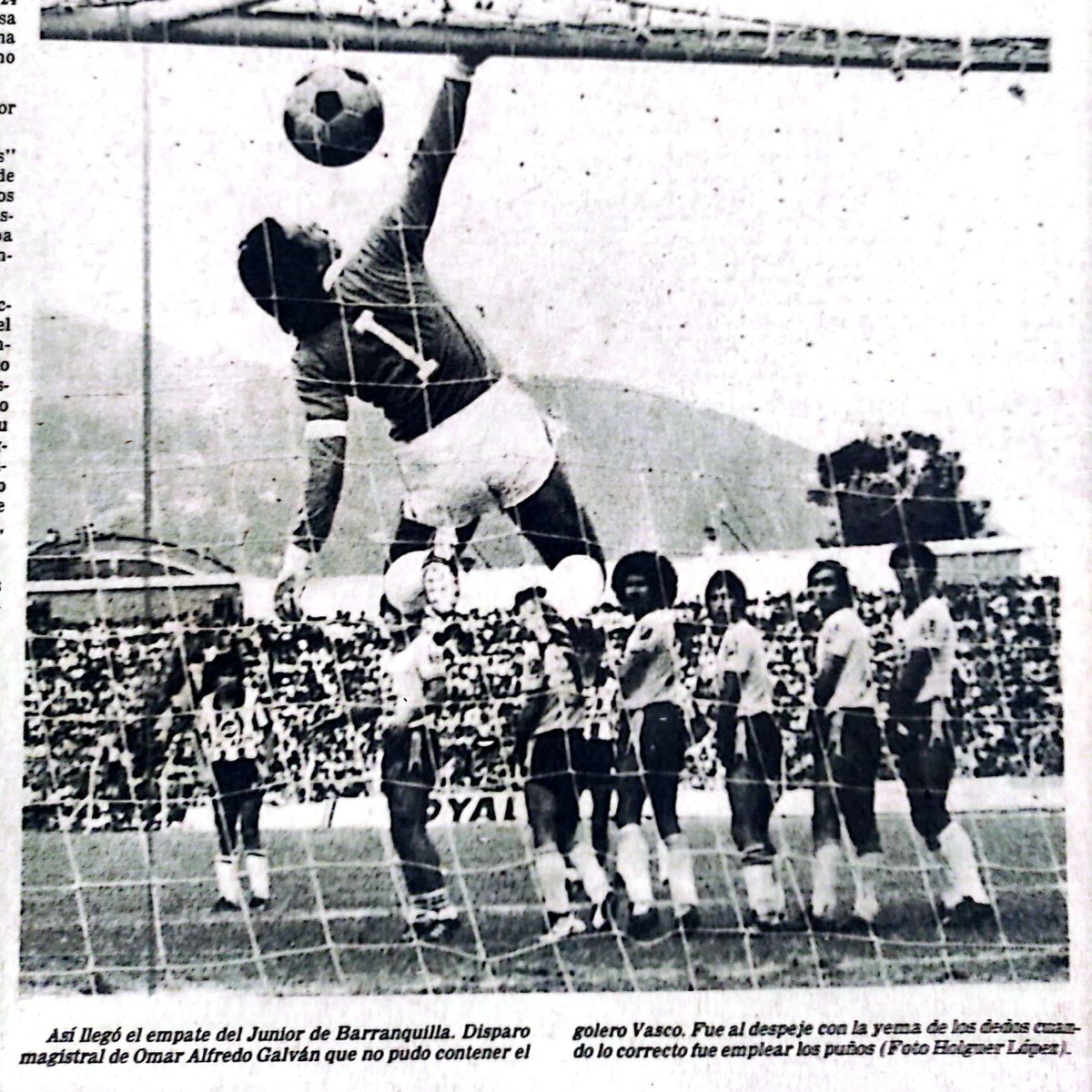 man_futbolero's tweet photo. El día de hoy se celebra en Bucaramanga el día del hincha leopardo ¿Pero por qué el 11 de octubre? 

Aquí vamos a ver qué dijo la prensa en el momento sobre los sucesos del 11 de octubre de 1981. 

Abro hilo. 🧵🧵 https://t.co/D1iR56TKBO