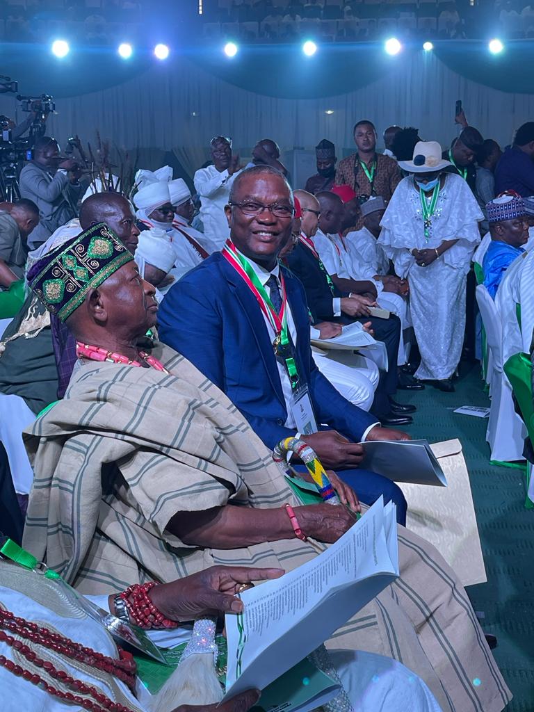 sodiq_boladale's tweet photo. Neuro and Spinal surgeon of repute and global philanthropist has been bestowed National Honour, in the rank of Commander of the Order of the Niger (CON) by His Excellency, Muhammadu Buhari, President of the Federal Republic of Nigeria on Tuesday, 11th October 2022* https://t.co/p2yMuYiHLu