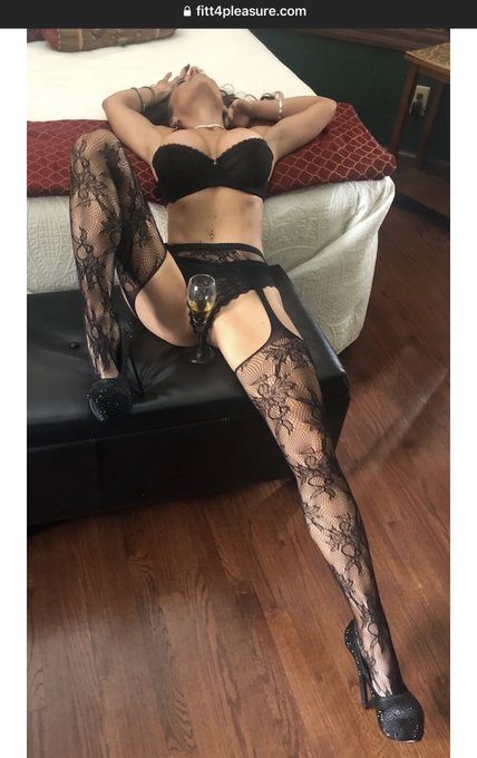 RT if you&rsquo;d like a drink 🥂🍾 https://t.co/GJqOD9WUSL<a href="/tag/photoshoot"class="tags"><span>#photoshoot</span></a><a href="/tag/humpday"class="tags"><span>#humpday</span></a>