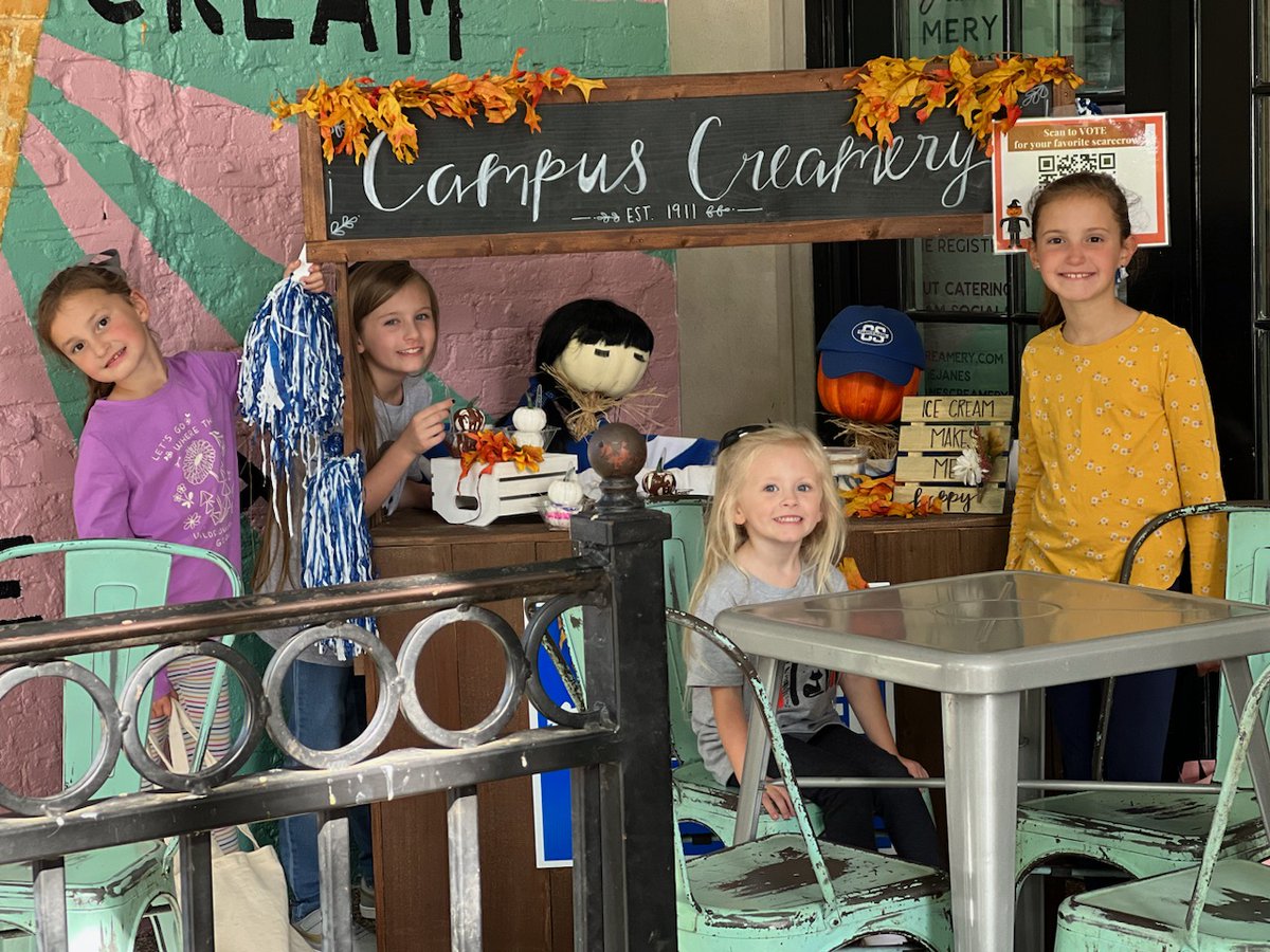 KellyBJack's tweet photo. @HPCS_TN @HPCampusArt @MTSUNews @rucoschools We voted for our favorite scarecrows today! @Dani_Beam https://t.co/eUUDvivycR
