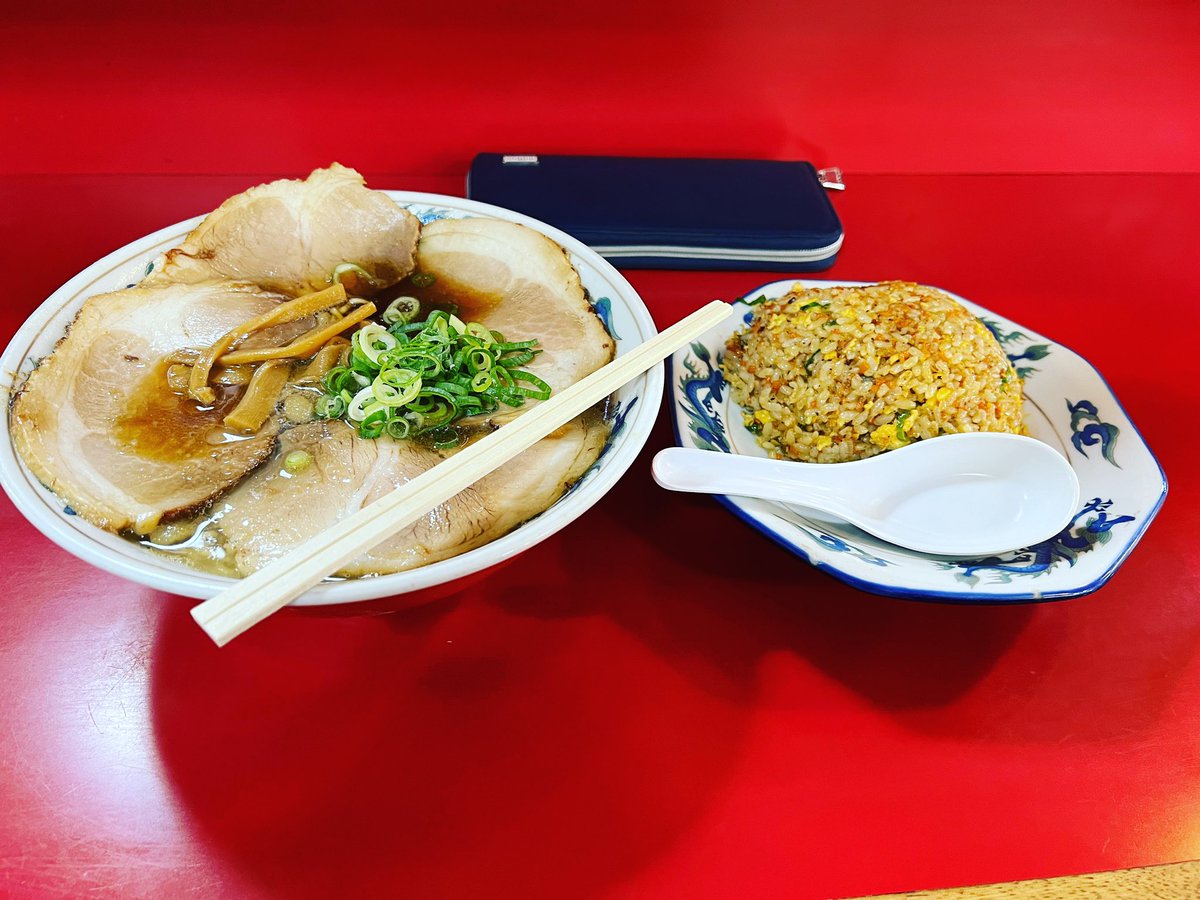 平日1人休みに久しぶりの萬来軒
チャーシュー大ラーメンイーガー
濃い醤油味で最高に美味い😋
また行くぞ〜🏍