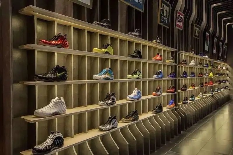 shi_shang_'s tweet photo. 【速報】スポーツ用品大手、米「NIKE」、転売業者を排除へ。ボットを利用した自動発注システムでの注文を取り消し、業者による買い占めを防ぐ。1足のシューズで得られる利益がNIKEより転売業者の方が多い矛盾を解消する他、適正価格で商品を顧客へ届ける。世界のシューズ転売市場8,700億円、規制強化へ https://t.co/WBxeSDWgQI