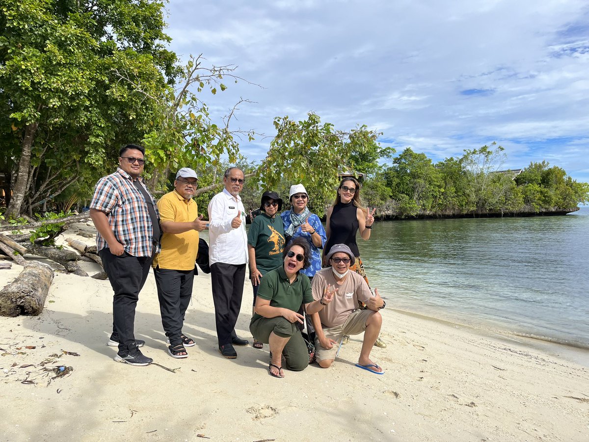 alexanderkhan25's tweet photo. The very first @UNDPThailand Bangkok Regional Hub’s consultant team field visit for the ENMAPS Project supported by @theGEF, collaboration between @KSDAE_KemenLHK, @UNDPIndonesia and @ABiodiversity to #Togean https://t.co/K7aCWEdeT8