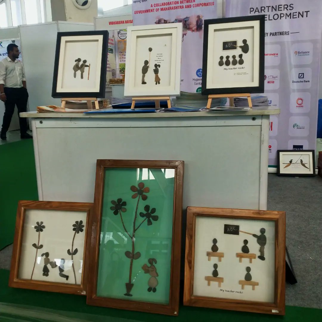 ArtPebbl's tweet photo. @MVSTForg माध्यमातून @ArtPebbl किसान प्रदर्शन मुबंई येथे प्रदर्शित
मुबंईकरांचा उत्स्फूर्तपणे प्रतिसाद. 
@AbdulSattar_99 साहेबांचे मनापासून आभार आपण कलेची स्तुती करत शाब्बासकी दिली.व्यासपीठ तयार करून दिल्या बद्दल @MVSTForg व #kisan प्रदर्शनचा आभारी आहे. 
@IndiaArtHistory https://t.co/6bHnx0YSY4