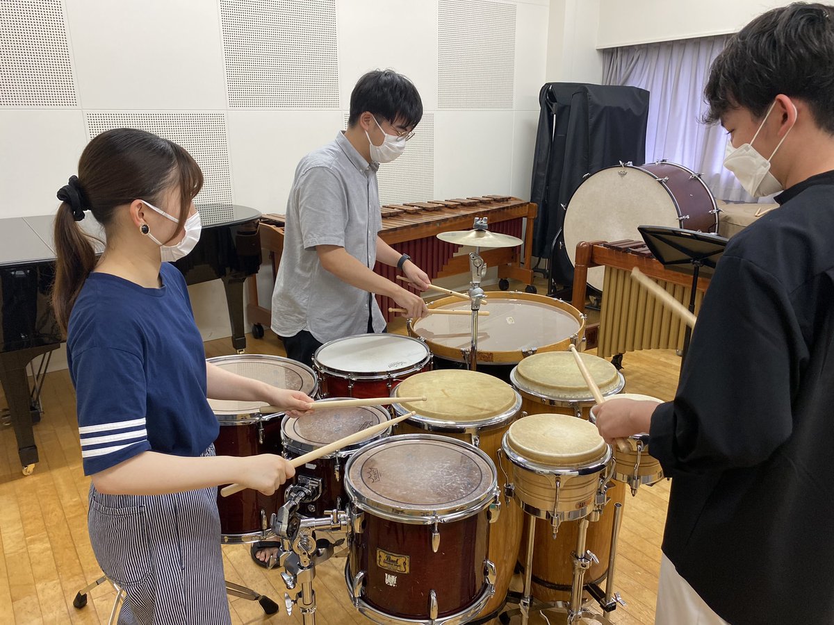 nishikubo0703's tweet photo. バンドジャーナル11月号。付録は酒井格さん編曲鉄道名曲メドレー♪
「西久保打楽器研究室」はトリオの作品を表にまとめました（編集部の方々の努力の賜物）。使用楽器も掲載しています。
さてこの2曲はなんでしょう。アミリくんと野本さんとツルハドラッグさん（仮名）に撮影協力してもらいました。 https://t.co/vKgxxYaI9T