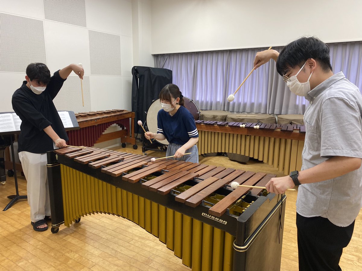nishikubo0703's tweet photo. バンドジャーナル11月号。付録は酒井格さん編曲鉄道名曲メドレー♪
「西久保打楽器研究室」はトリオの作品を表にまとめました（編集部の方々の努力の賜物）。使用楽器も掲載しています。
さてこの2曲はなんでしょう。アミリくんと野本さんとツルハドラッグさん（仮名）に撮影協力してもらいました。 https://t.co/vKgxxYaI9T