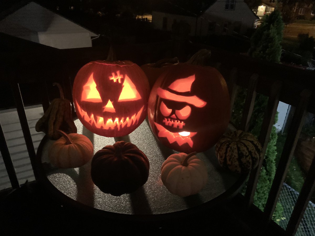 sixela_xx's tweet photo. wife took me to the pumpkin farm and we spent the night carving them and watching scary movies 🎃🔪 so thankful 🥰 https://t.co/OiZyYoWPOH