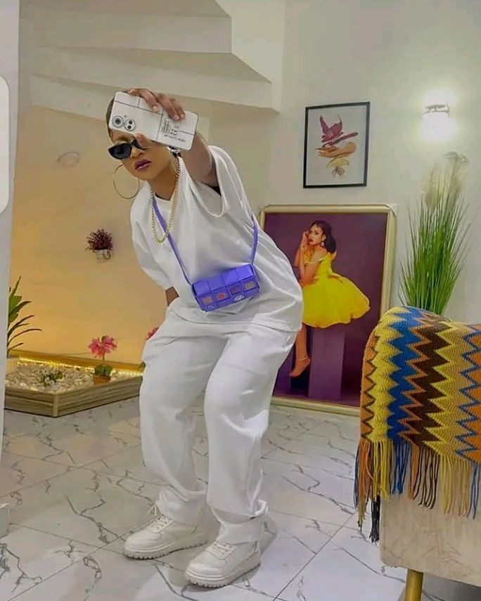 ViqsBlog's tweet photo. Tomboy suits Phyna so well . Omo see swag naw ๐ฅ๐ฅ
#groophy
#bellabbnaija
#shellabbn
#phynabbn
#bellabbn
#phynaparty
#BBNaijalevelup
#rebellz
#ebukaobiuchendu
#ebukauchendu
#chizzybbn
#bryannbbn
#dorathybachor
#emmarose
#liquorose
#pereegbi
#perebbn
#veebbn
#sheggzfc
#groovymono https://t.co/Agce0FnYsV