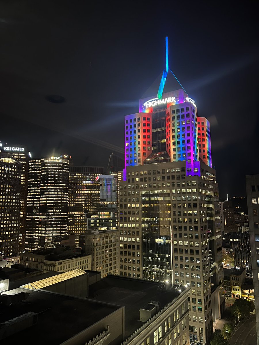 EmilyGiangreco's tweet photo. Looking out my apartment window and seeing this fills my heart with so much joy #NationalComingOutDay 🏳️‍🌈 https://t.co/6vOVvAL8Hp