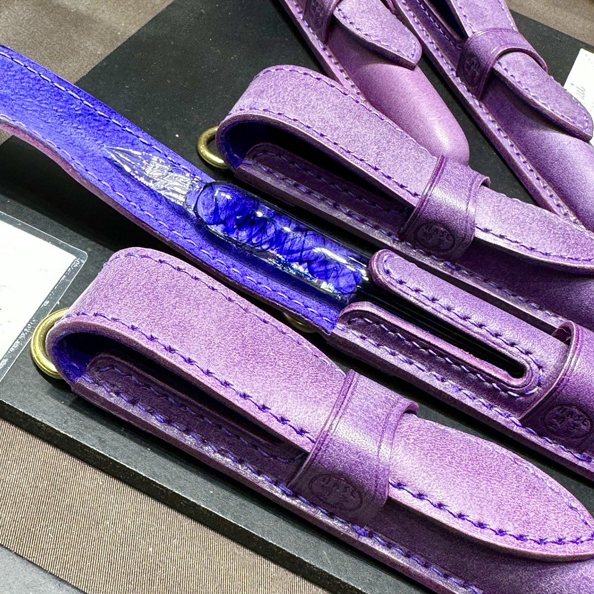 haseglassworks's tweet photo. Sen to Nuiさんよりペンケース(エインクンペル)が届きました。
今回はスギライト(HASE硝子工房コラボ)です。
HASE硝子工房のショートサイズがぴったり入ります。
Sen to Nuiさんとうちの２つのロゴが入ってて、ステッチも青紫になっております😊
明日13日11:00から販売
#HASE硝子工房 https://t.co/xlhGZsblc2