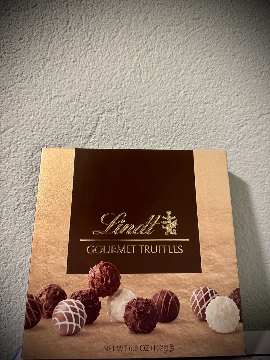 PolenGeneration's tweet photo. He brought me #CHOCOLATES!! 🥰🥰🥰 #PollenGeneration https://t.co/FWm2njcj3f