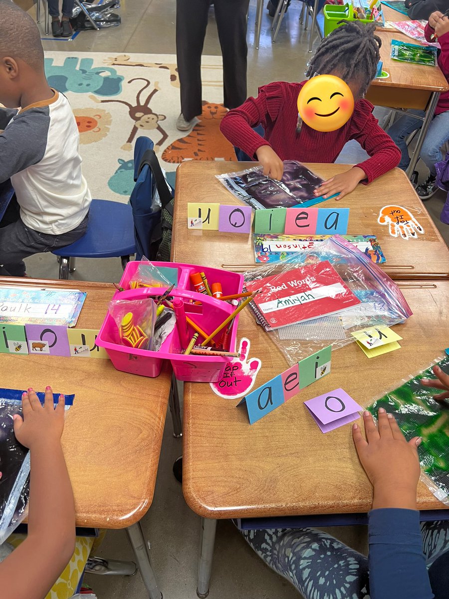 Ss were filled with excitement and engagement @HuffmanAcademy as they used multi sensory strategies and vowel tents to increase their understanding of consonant blends and vowel sounds. #DyslexiaAwarenessMonth #SoR @AlabamaAchieves @Alabama_Reading @BhamCitySchools