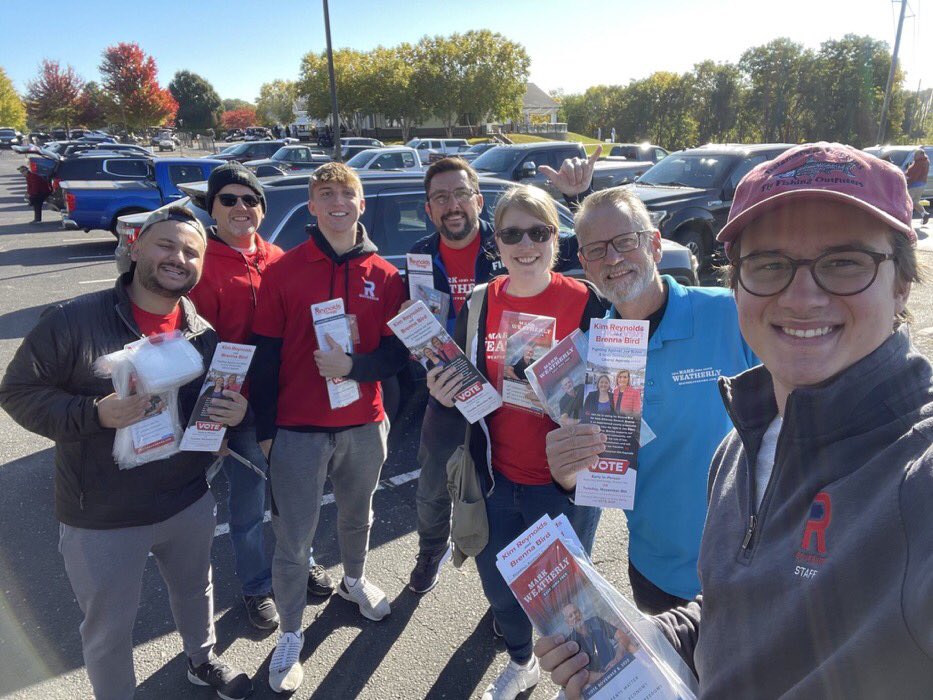 TRoweIA's tweet image. @ReynoldsGregg and the Mark Weatherly campaign teamed up to hit some doors over the weekend in Pleasant Hill! 🔴🌊 #IA03 #LeadRight