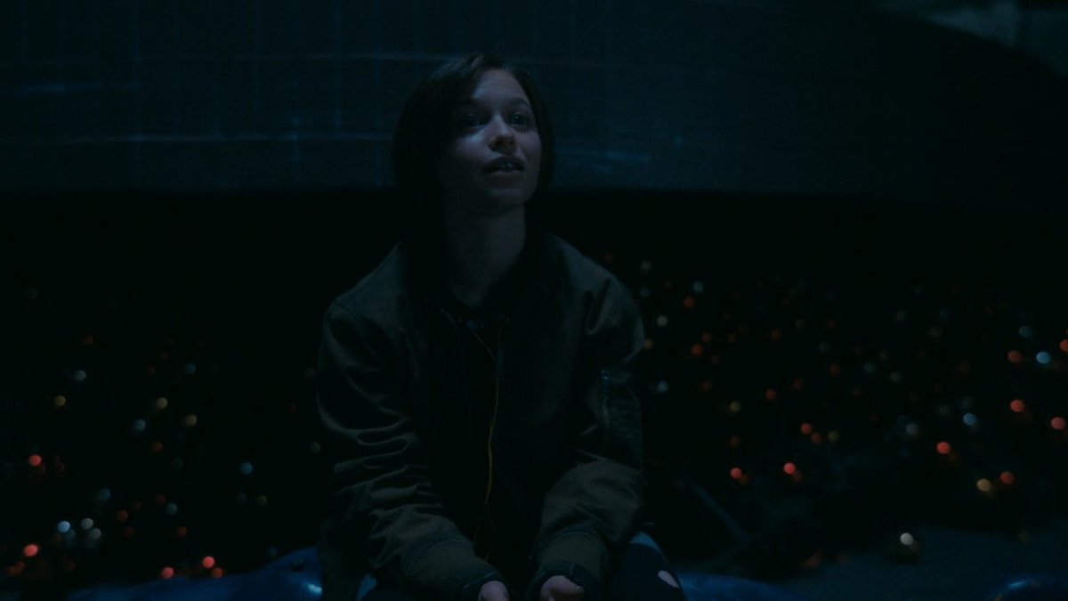 JINH55's tweet photo. In this scene #MacCoyle has her clothes torn and it seems that Dylan gave her new for her outfit
#DylanCoyle didn't let her wear clothes like that jajaja
#PaperGirls #SavePaperGirls #papergirlstv #scifi #TimeTravels https://t.co/HbF5mPydAx