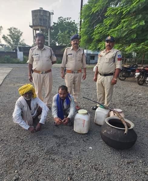 Chandra31067522's tweet photo. मध्यप्रदेश पुलिस के इन पुलिसकर्मीयो को वीरता पदक या अदम्य साहस का परिचय देने के लिए राष्ट्रीय पुलिस पदक दिया जाना चाहिए ओर इनके सम्मान में राष्ट्रपति भवन में भोज भी आयोजित किया जाना चाहिए @ChouhanShivraj @DGP_MP https://t.co/Tuq7797Z2H