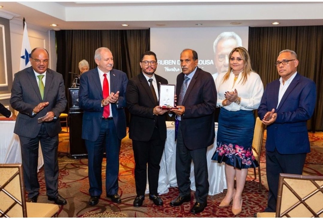 Entrega de Medalla Belisario Porras al señor Ruben Dario Sousa por ser un gran patriota y fundar las bases para la soberania.