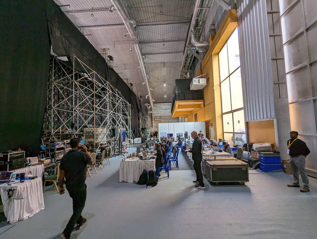 uhoelzle's tweet photo. Starting in less than an hour: NEXT live from Bangalore!

@googlecloud @GoogleCloud_IN https://t.co/zgzo3Dw7Vw