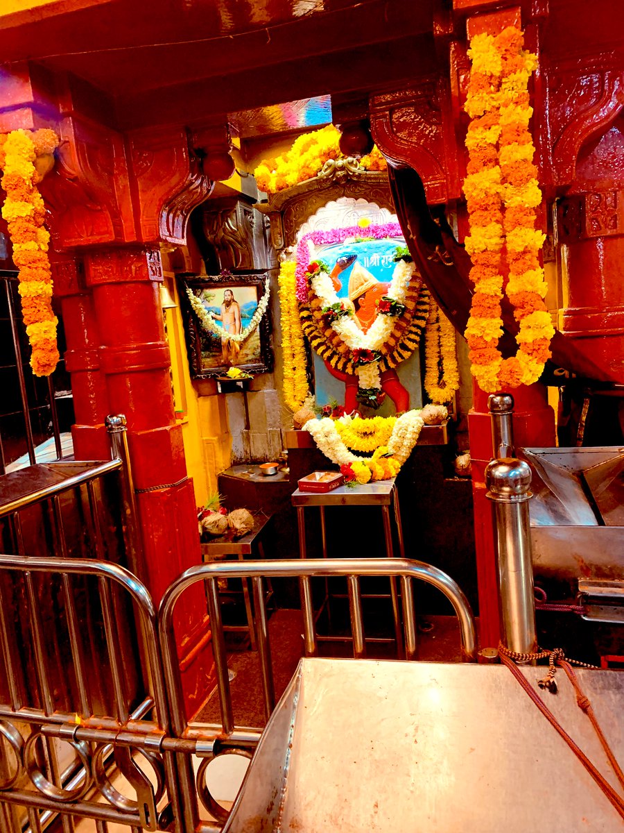 B777200F's tweet photo. Morning Darshan! #Mumbai #SiddhivinayakMandir #GoodStart 🙏🏻 https://t.co/l9r6LmY5NR
