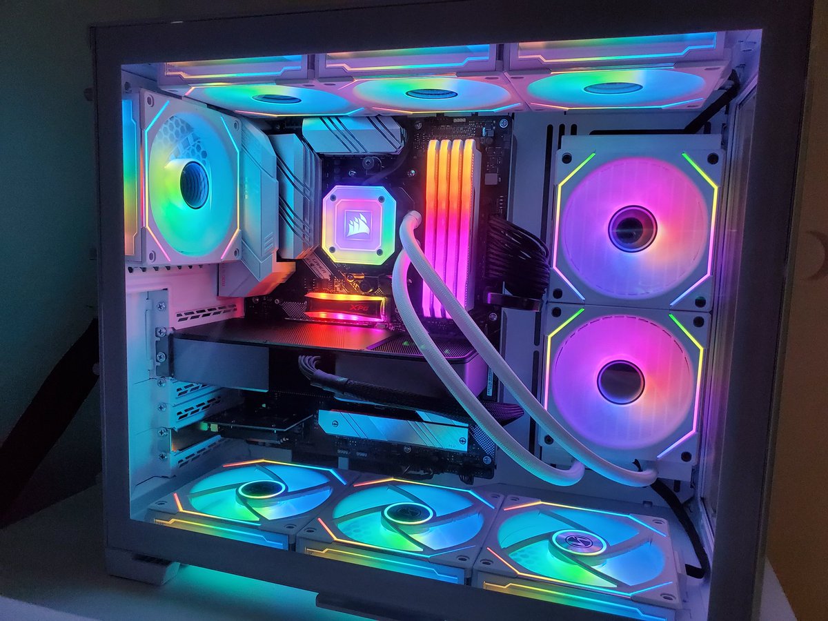 viscaeria's tweet photo. Done with my weekend project! 💕 #pcbuild #lianli #asus #corsair https://t.co/5paceWL6R3