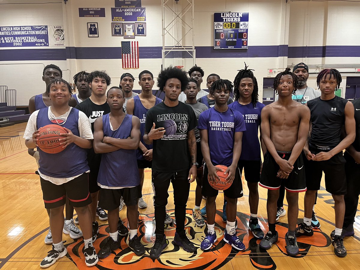 Tigertough1's tweet photo. Lincoln Tiger Alum and Basketball standout @DNeal_4real stop by to give the young tigers some encouraging words and motivation for the upcoming season. @CoachCedP @shinault_jr @LHS5PS https://t.co/C292G1X6HB