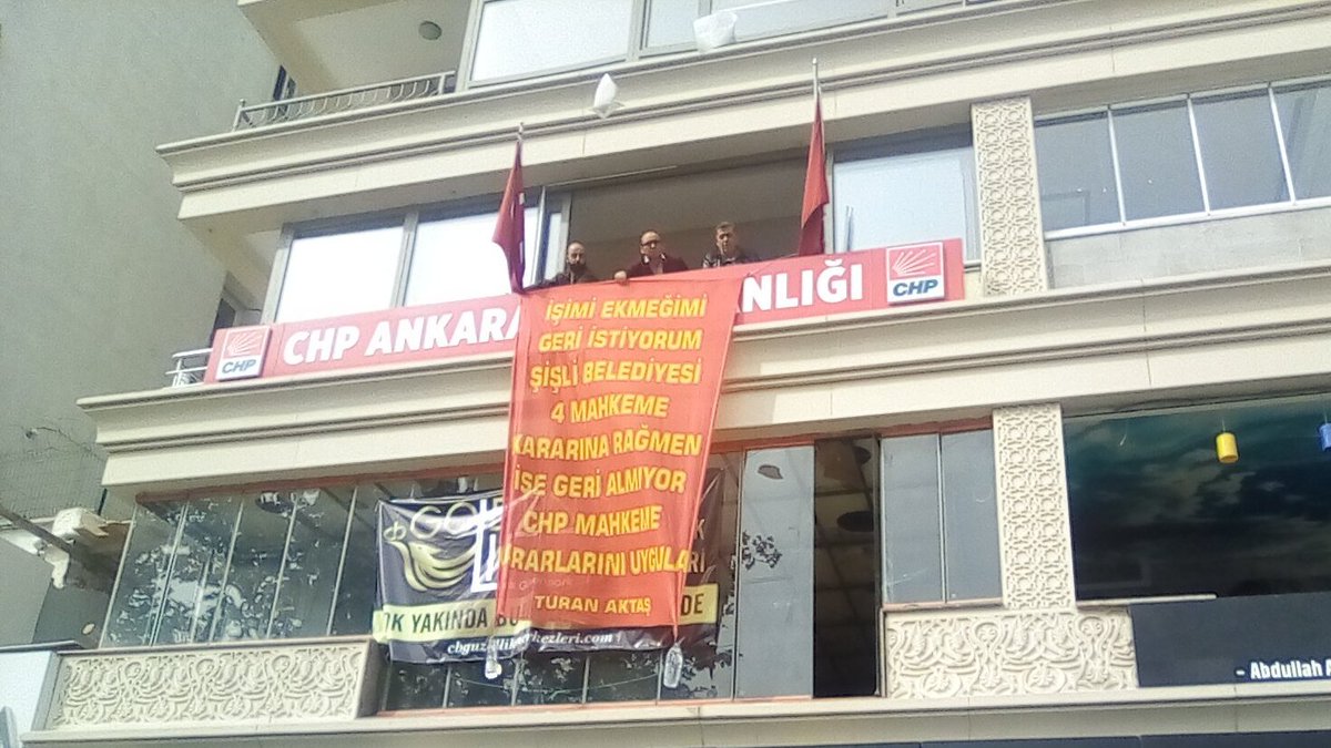 Turan Aktaş'ı işin ekmeğini emeğini isterken eylemlerine devam ediyor.1049.gününde Turan Aktaş Ankara CHP il binasına girerek pankart asarak bir kez daha kazanmış olduğu mahkeme kararlarını uygula diyerek işini istedi.
İŞÇİYİZ HAKLIYIZ KAZANACAĞIZ.
