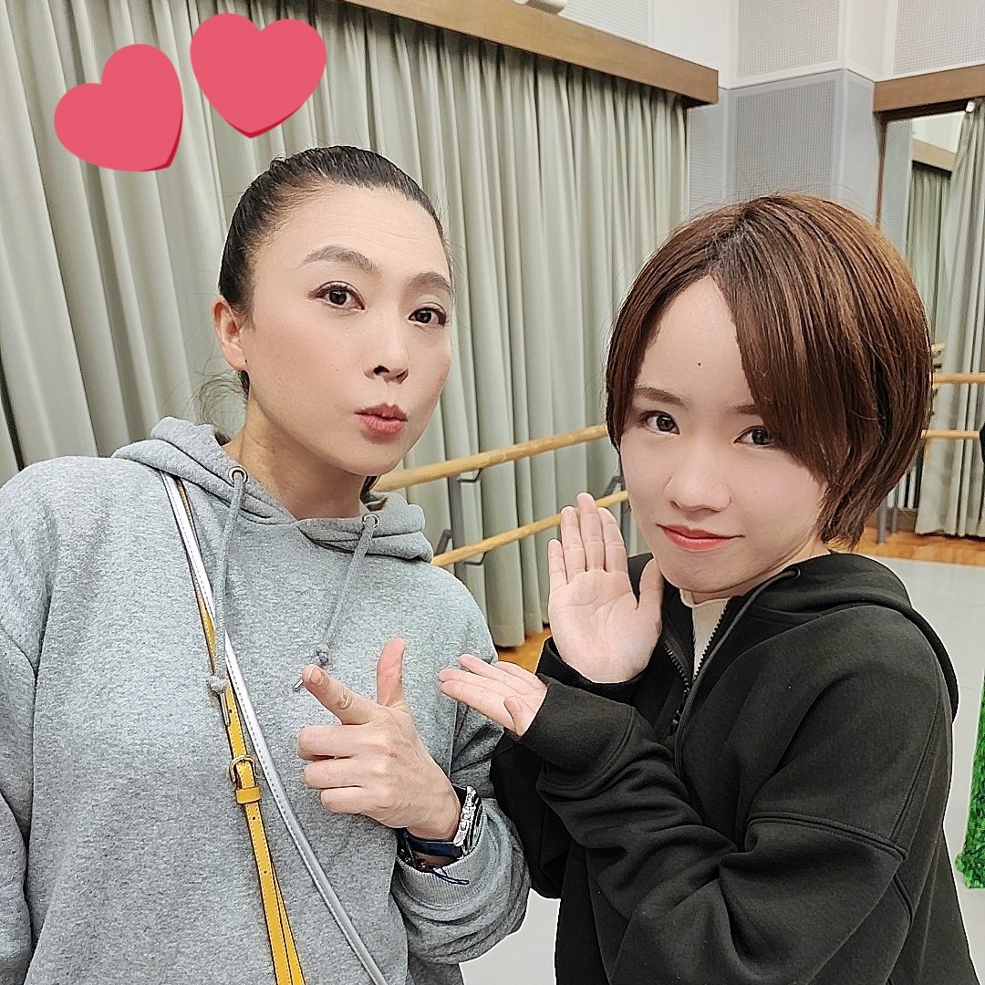 Hikaru_tkmk's tweet photo. 写真タイム☺️

今回【広くて素敵な宇宙じゃないか】演出の山本香織さん。
何が嬉しいって、初演出作品に携われたこと。そして、有り難くも演出助手として隣にいさせてもらったこと。
今回の舞台を通じてさらにお芝居が好きになったのは香織さんのおかげです✨
いつか同じ舞台立つぞっ🔥 https://t.co/tSdWdLSKYg
