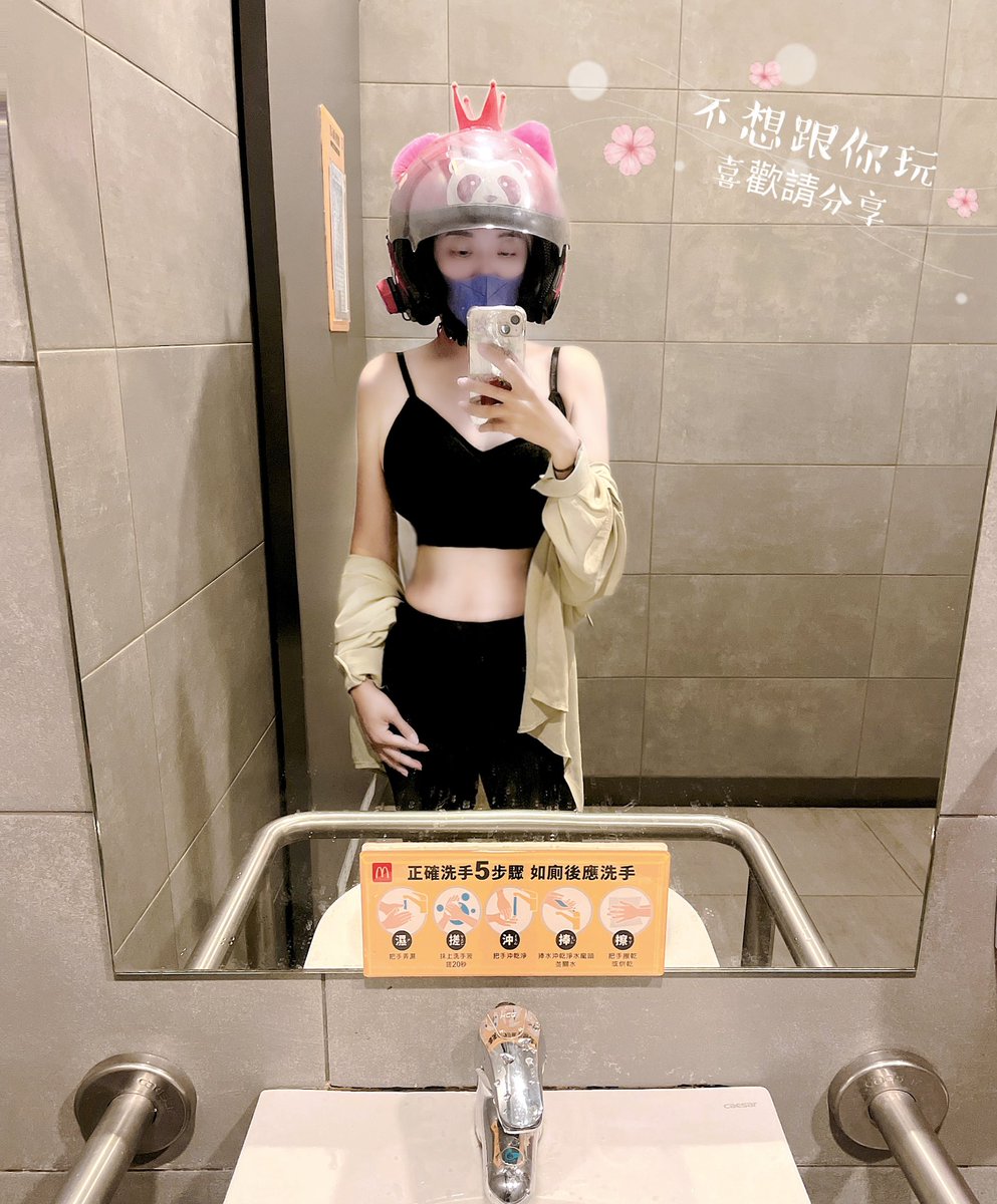 中午超熱晚上又超冷，真的很難搭衣服只好，白天小可愛,晚上帽T。 https://t.co/agpv5Oq28i