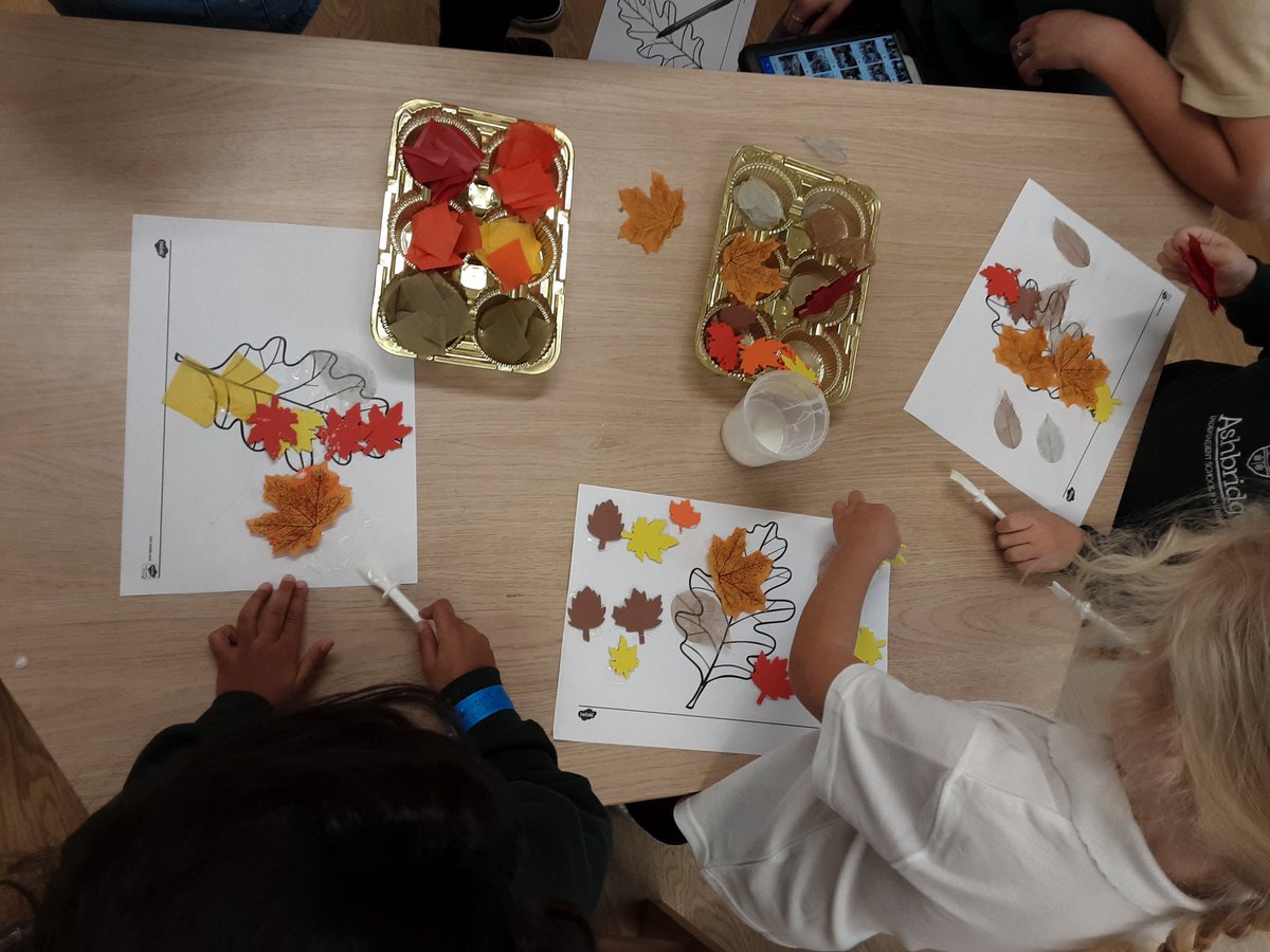 Badgers have been talking about the colour changes on leaves in the autumn time. This morning we are finding different ways to decorate the leaves making sure we use the correct colours. #autumnleaves