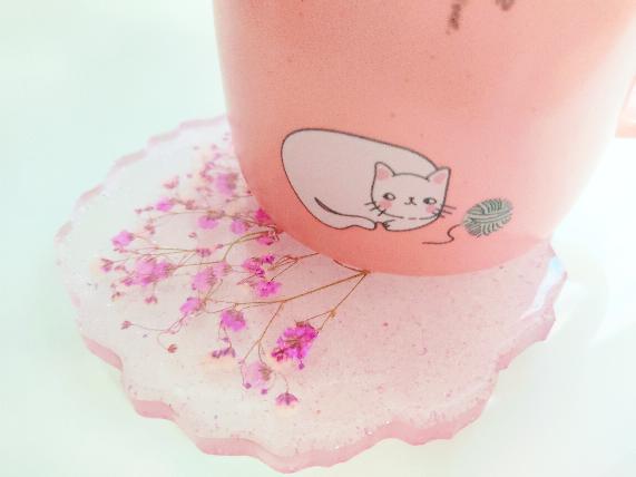 creatividad_con's tweet photo. Posa vasos de paniculata rosita, ideal para tomar un té calentito.~ 

#resina #handmade  #flower https://t.co/yxurRmUp0g