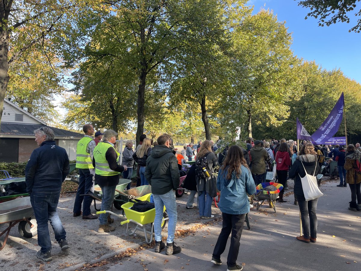 michaelsijbom's tweet photo. Tientallen kruiwagens en vele mensen in deze eerste #kruiwagenmars ter wereld! Door Den Haag richting Tweede Kamer. https://t.co/iE3IiXOowx