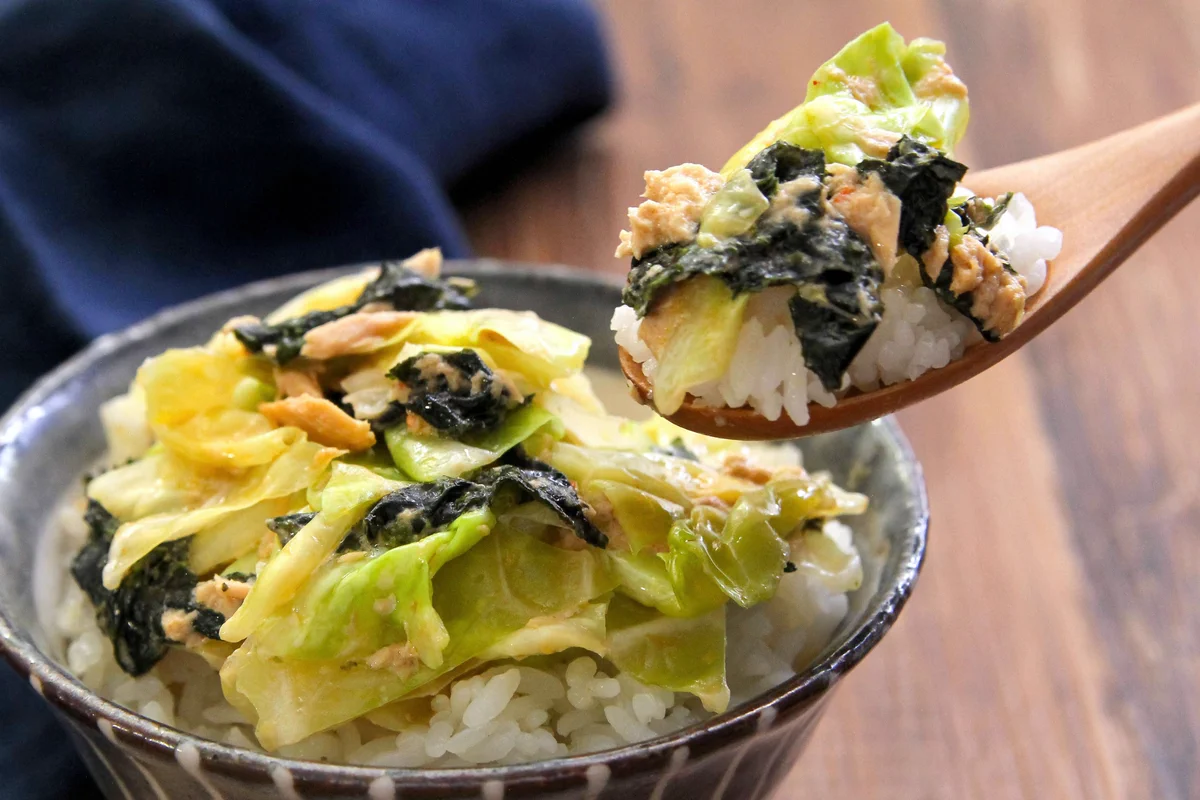 ご飯が進む&おつまみにも最高？！電子レンジで作れる簡単「キャベツ」レシピ！