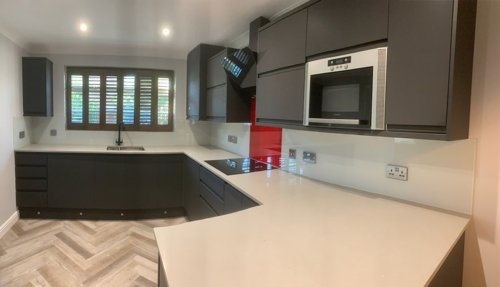 uaglassltd's tweet photo. 🔴⚪️ This customer opted for 2 different colours for their splashbacks ~ the results are stunning! ⚪️🔴 #glasssplashbacks #glass #kitchendesign #kitchengoals #kitchensplashback #interiordesignideas #kitchengoals #uaglass https://t.co/8zCYcI0D8r