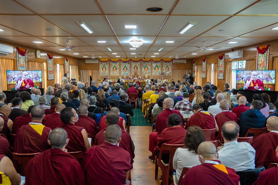 VOT_Tibetan's tweet photo. སྤྱི་ནོར་༸གོང་ས་༸སྐྱབས་མགོན་ཆེན་པོ་མཆོག་དབུ་བཞུགས་ཐོག་དེ་རིང་ཟླ་ ༡༠ ཚེས་ ༡༢ ཉིན་དྷ་ས་བཞུགས་སྒར་༸རྒྱལ་བའི་ཕོ་བྲང་གི་མཇལ་འཕྲད་ཁང་དུ་སེམས་དང་སྲོག་གི་བགྲོ་གླེང་ལྷན་ཚོགས་དབུ་འཛུགས་མཛད་ཡོད་པ་རེད།
༸སྐུ་པར་བདག་དབང་༸དཔལ་ལྡན་དགའ་ལྡན་ཕོ་བྲང་ཡིག་ཚང་།  #MindandLIfe #DalaiLama https://t.co/ygSSmoWkmw