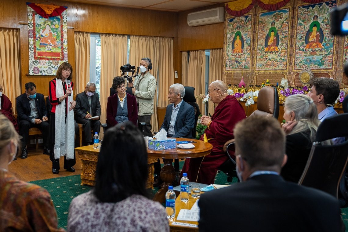VOT_Tibetan's tweet photo. སྤྱི་ནོར་༸གོང་ས་༸སྐྱབས་མགོན་ཆེན་པོ་མཆོག་དབུ་བཞུགས་ཐོག་དེ་རིང་ཟླ་ ༡༠ ཚེས་ ༡༢ ཉིན་དྷ་ས་བཞུགས་སྒར་༸རྒྱལ་བའི་ཕོ་བྲང་གི་མཇལ་འཕྲད་ཁང་དུ་སེམས་དང་སྲོག་གི་བགྲོ་གླེང་ལྷན་ཚོགས་དབུ་འཛུགས་མཛད་ཡོད་པ་རེད།
༸སྐུ་པར་བདག་དབང་༸དཔལ་ལྡན་དགའ་ལྡན་ཕོ་བྲང་ཡིག་ཚང་།  #MindandLIfe #DalaiLama https://t.co/ygSSmoWkmw