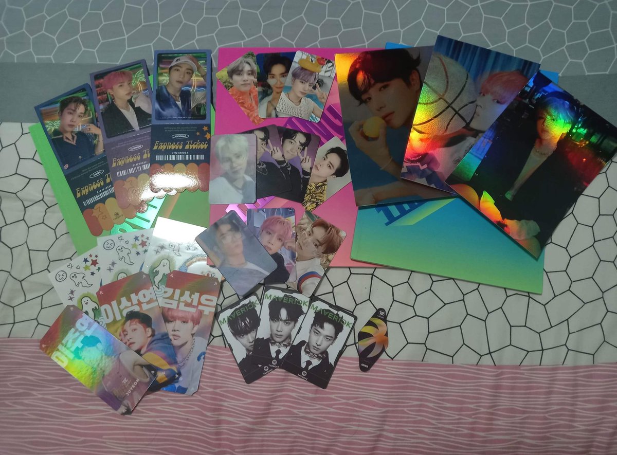 hoshi4furries's tweet photo. hii dumating na po in very safe condi yung 2 sets of thrill ing albums namin 🫶 sobrang saya po nag unbox kami sabay and sobrangs sparks ng pulls pati nung freebies HAHAHA THANK YOU POO ☺️ 

#thxjcobi @jcobicart ♡ https://t.co/Y1Gp57ZgQn