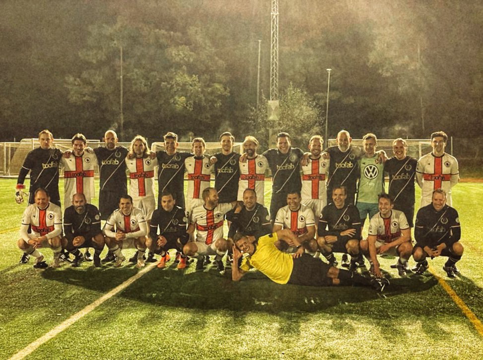 Hattrick och bra surr med domare <a href="/wernbloom/">Pontus Wernbloom</a> när <a href="/fcsamp/">FC Sampierdarenese</a> stängde säsongen med en välklädd internmatch. Givetvis tre enkla för det vita laget.