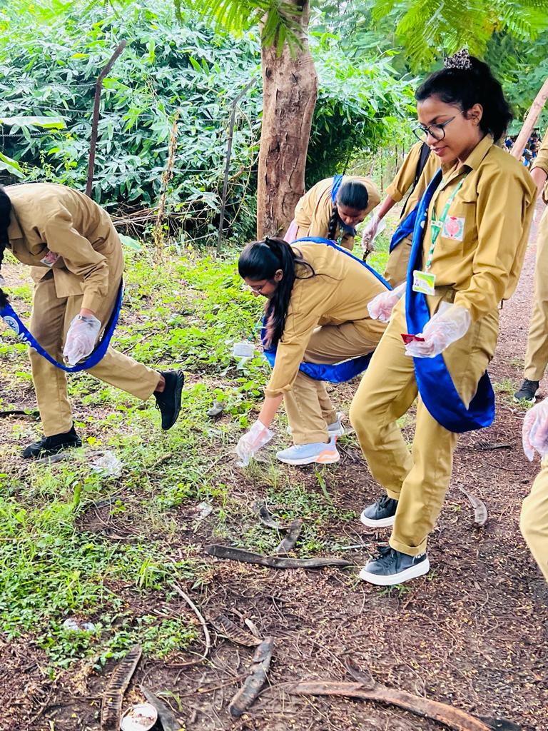 _NSSIndia's tweet photo. NSS Unit of Shutas Prayagraj, UP organised Fit India Plog Run and Cleanliness drive under #SwachhBharat2022 @ianuragthakur @Anurag_Office @NisithPramanik @NisithOffice @YASMinistry @sanjayjavin @NITKM2021 @pankajsinghips @pibyas @swachhbharat @PMOIndia @NSSRDLucknow https://t.co/uwRYnDTkqt