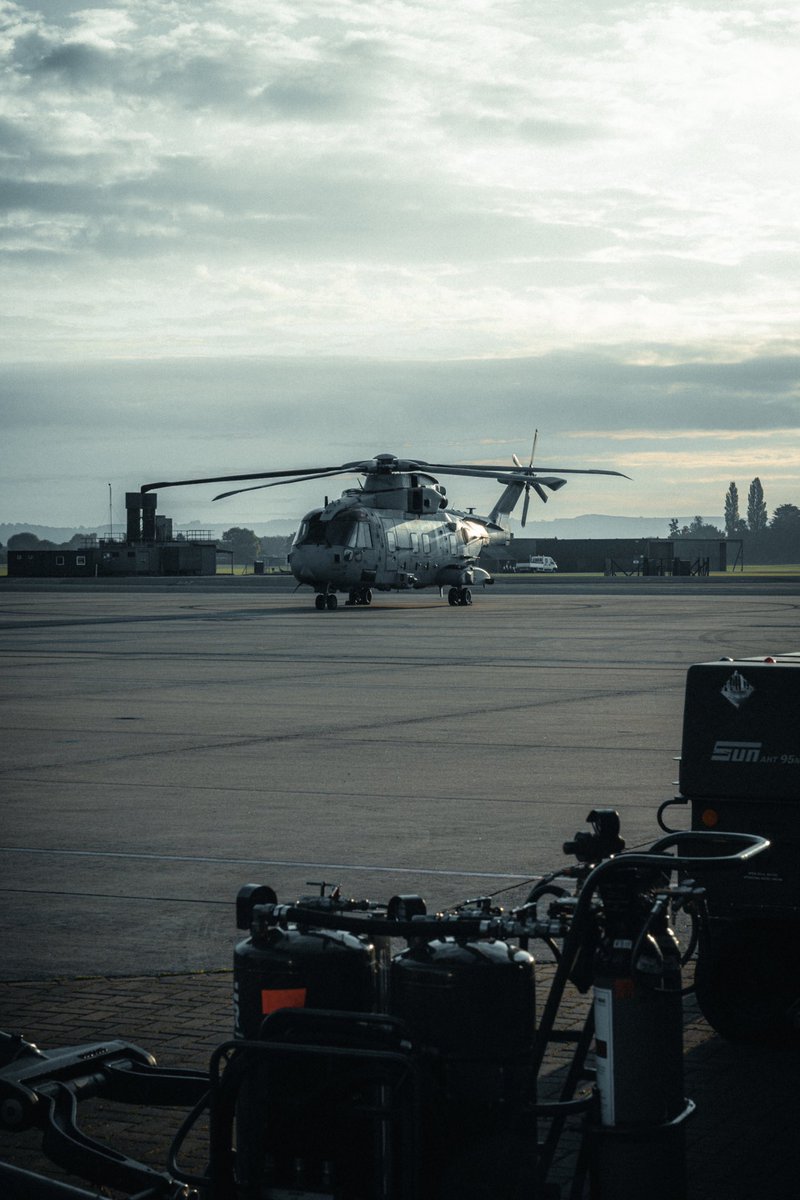 Good morning !! Midweek on @846NAS kicking off with a display of our core skills during a role demo rehearsal for @RNReserve air branch, whilst off the coast and deep into the night, a decks package is underway with a floating callsign 🌊 #StrongerTogether #RoyalNavy #aviation