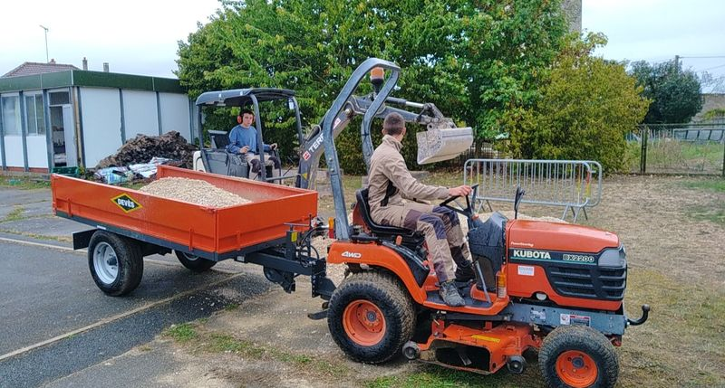LPABlaRolande's tweet photo. 👷‍♂️Chantier école - 26/30 septembre
Les élèves de Terminale Bac Pro #aménagementpaysager du @LPABlaRolande ont réalisé les travaux suivants dans le lycée :
#terrassement zone de travail, apport + #nivelage calcaire, #dallage, #muret, #escalier, préparation sol + #engazonnement https://t.co/PvhlXeaAkb