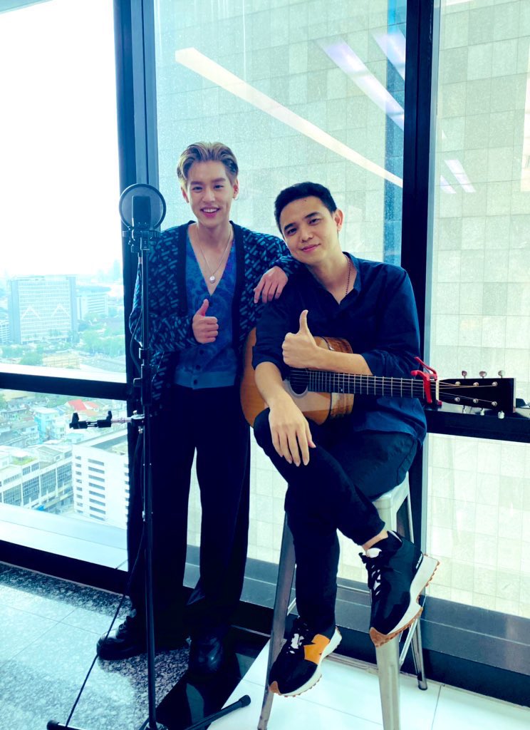 opecteeradate's tweet photo. อคูสติกแรกกับพี่กิ้น เพลงกลับมาคบกันเถอะ โอ้ววว!!เล่นไปฟินไป พี่กิ้นร้องดีมาก อบอุ่นแบบว่าละลายเลยแหละ😁 ยังไงอ่า กลับมาคบกันเถอะน้าาาา(please please)#billkinxHITZ955 #bbillkin #opecgt #onetakeonly https://t.co/mb21JLGsAN