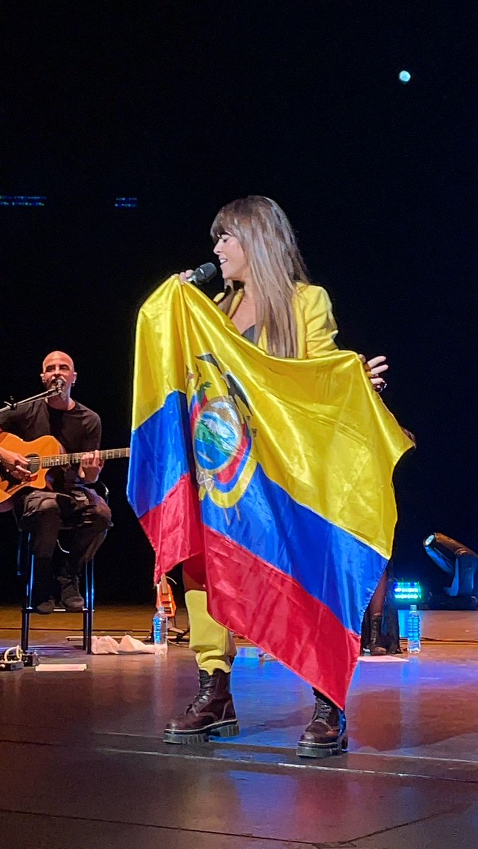 CapriLuam's tweet photo. Quién Lo Diría Que Su HUELLA Quedará Por Siempre 
Impregnada En La Memoria 
De Tus Fans Ecuatorian@s 🥺
Que Ese Hábito De Usted Sea 
7 Veces Más y Vueles Siempre A Tierras Ecuatorianas 🤗😉 
Jamás Olvidaré Éste Maravilloso 
Mágico Concierto💃🥳🎸
Gracias Totales @vanesamartin_ https://t.co/oTmH59a6C6