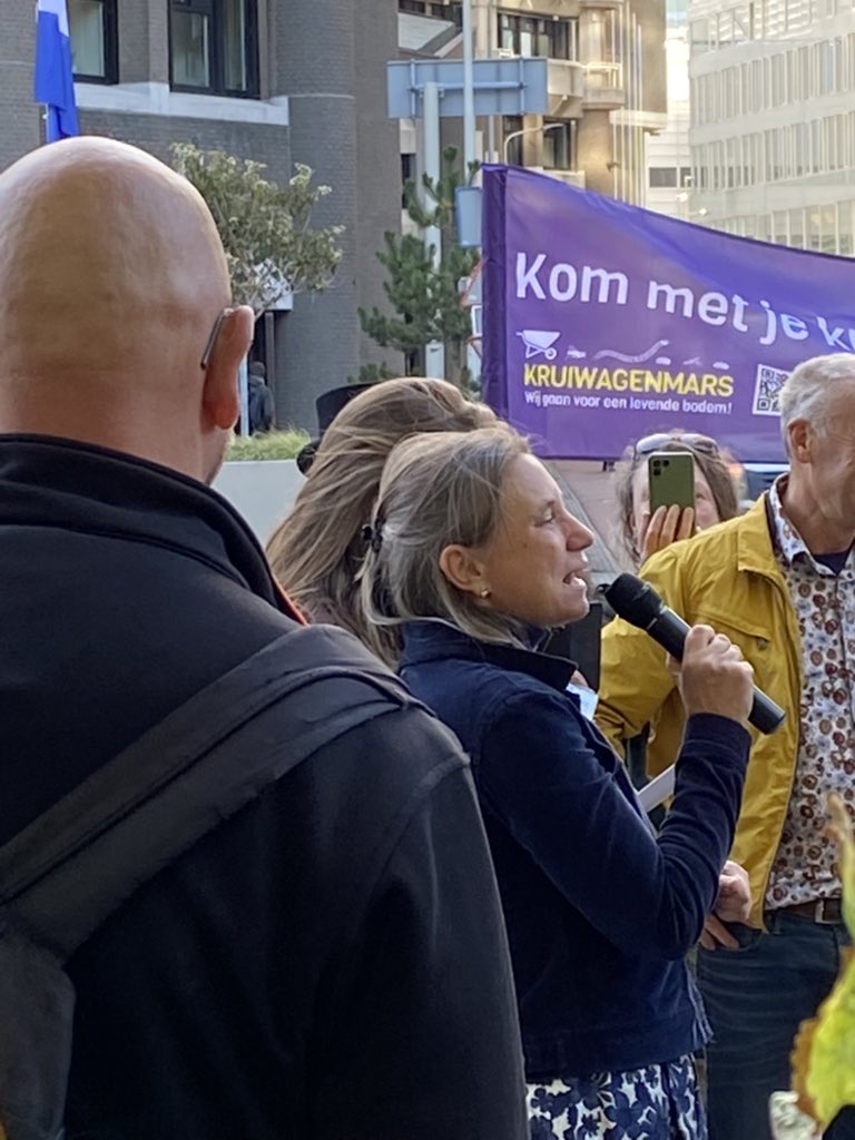 AnkeOlthoff's tweet photo. Wat goed, @LauraBromet en #Eva van @PvdD nemen potje #levendebodem in ontvangst! 🪱🌾💚 https://t.co/UZlRGOYNaU